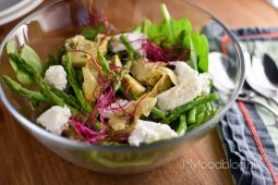 Groene aspergesalade met burrata en artisjok
