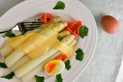 Witte asperges met zalm en ei