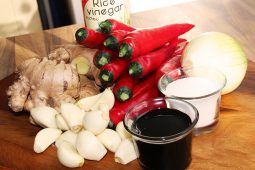 Zelfgemaakte pittige sambal (sambal badjak maken)