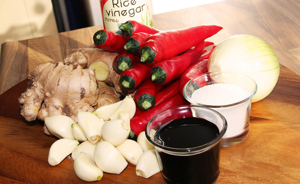 Zelfgemaakte pittige sambal (sambal badjak)