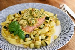 Pappardelle, knapperige zalm en courgette