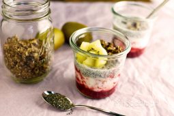 Chia pudding met fruit en granola