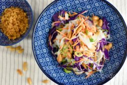 Kleurrijke vegan noodle salade