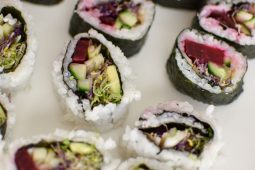 Vegetarische sushi met biet en 11 andere vegetarische sushi ideeën