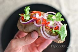 Makkelijke gepofte zoete aardappels met tonijn