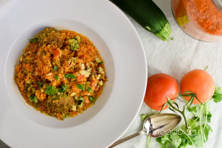Pittige couscous soep met tomaat en courgette