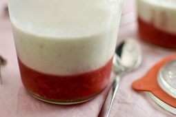 Kokos mousse met aardbeien gelei