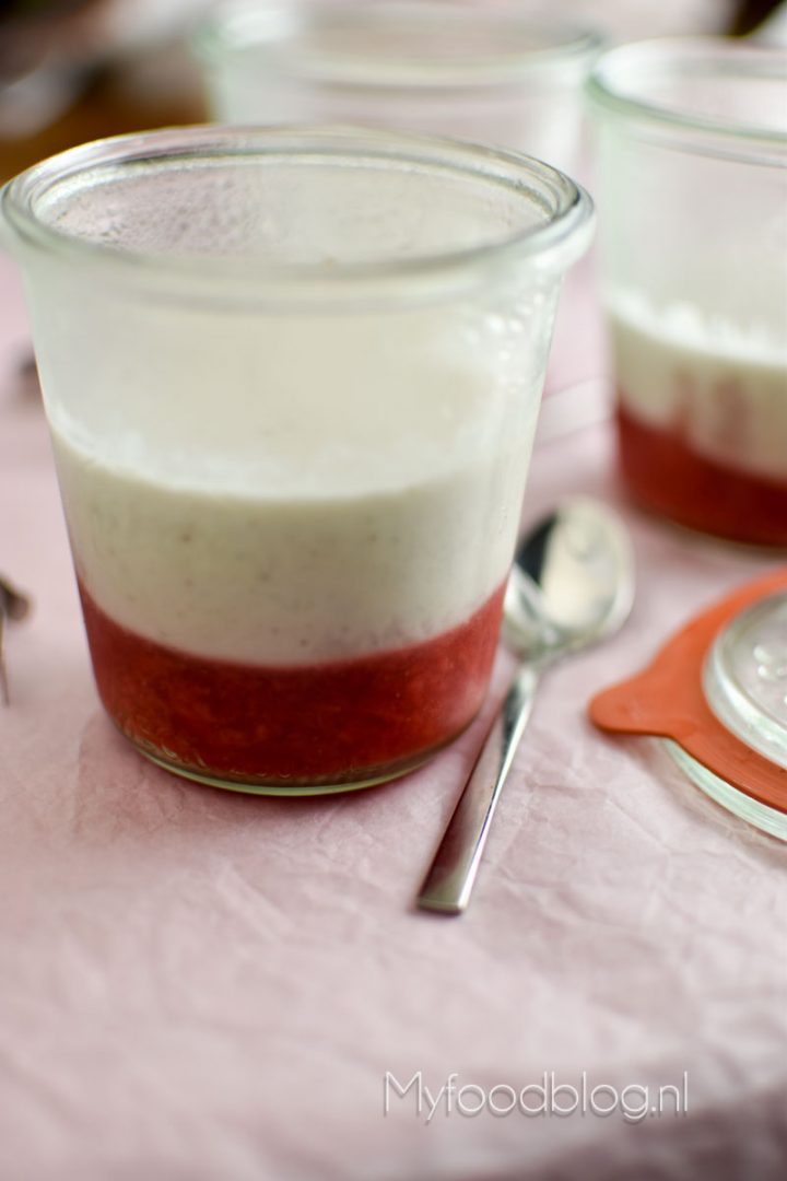 Kokos mousse met aardbeien gelei