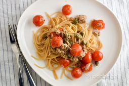 Spaghetti met tonijn en tomaat