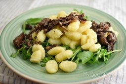 Gnocchi met paddenstoelen in rode wijnsaus