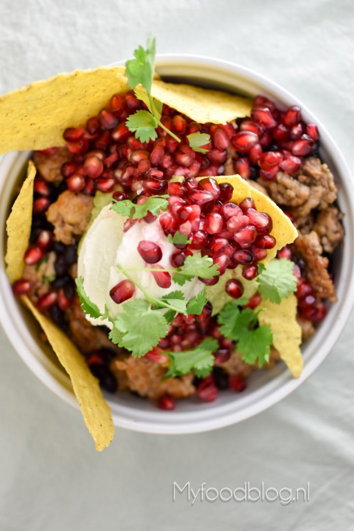 Taco salade met guacamole en granaatappelpitjes