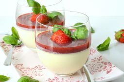 Panna cotta met aardbeien en basilicum