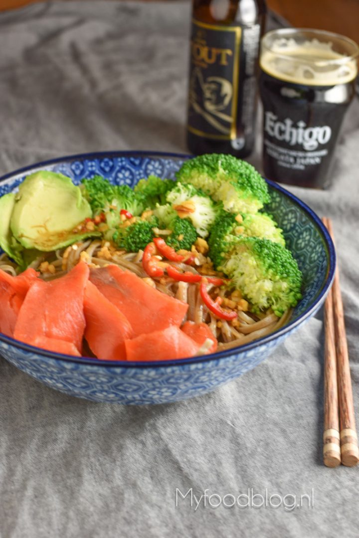 Soba noodle bowl met broccoli, zalm en avocado