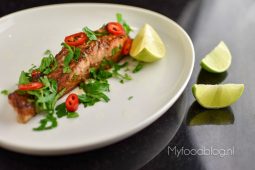Gegrilde zalm in een Aziatisch jasje