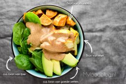 Buddha bowl met zoete aardappel, kip en rijst