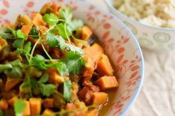 Zoete aardappel curry met witvis en aubergine