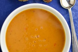 Zoete aardappel paprika soep