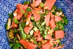 Soba noodles met groenten en zalm