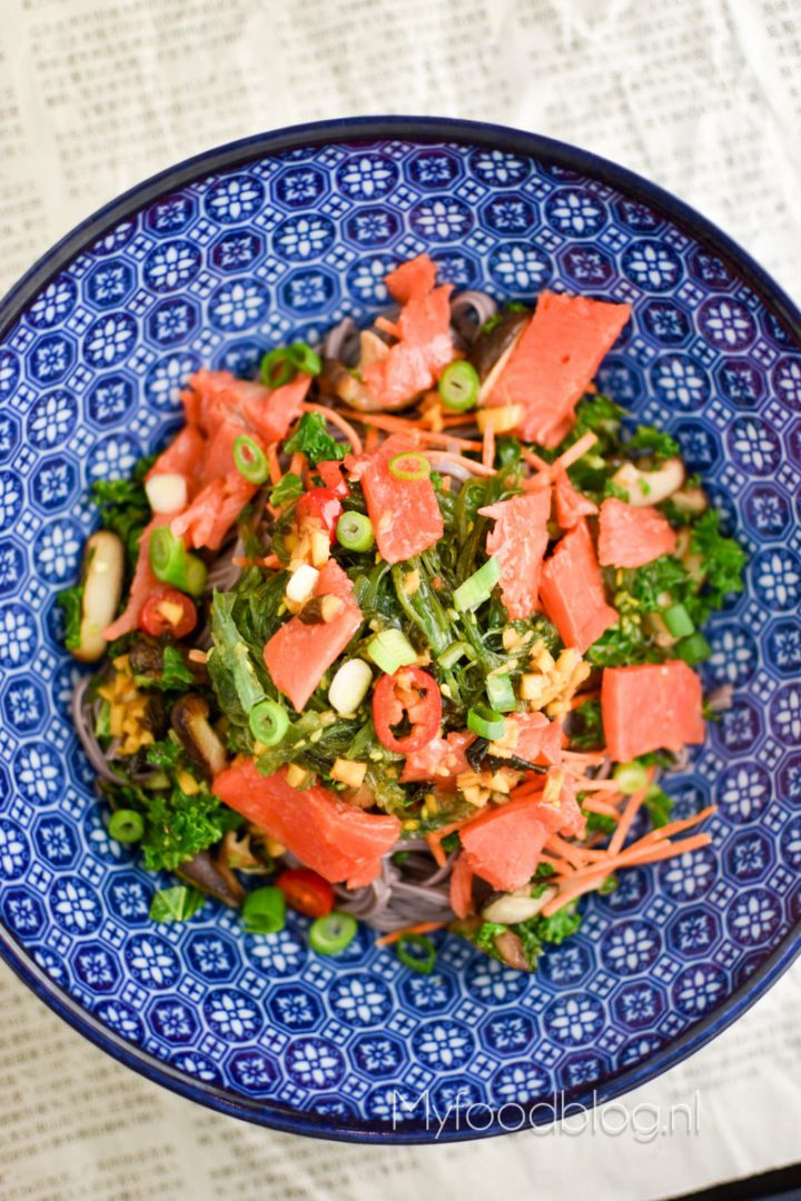 Soba noodles met groenten en zalm
