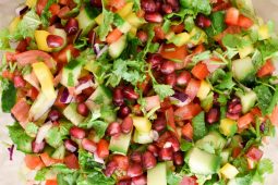 Kleurrijke Midden-Oosterse salade