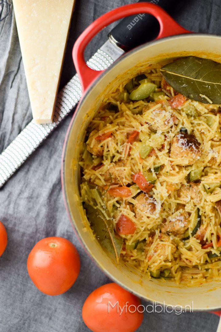 Eenpansgerecht met vermicelli, courgette en kip