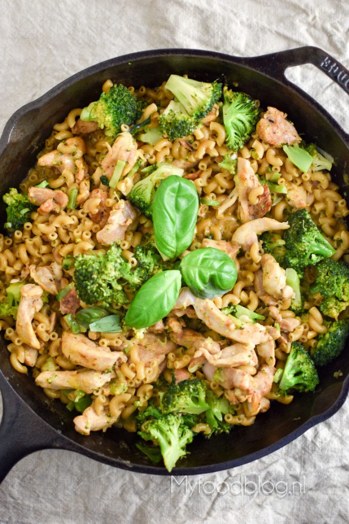 Eenpans macaroni met broccoli en kip