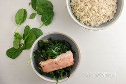 Zilvervliesrijst met gewokte spinazie en chili zalm