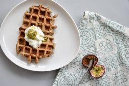 Havermout-banaan wafels met skyr en passievrucht