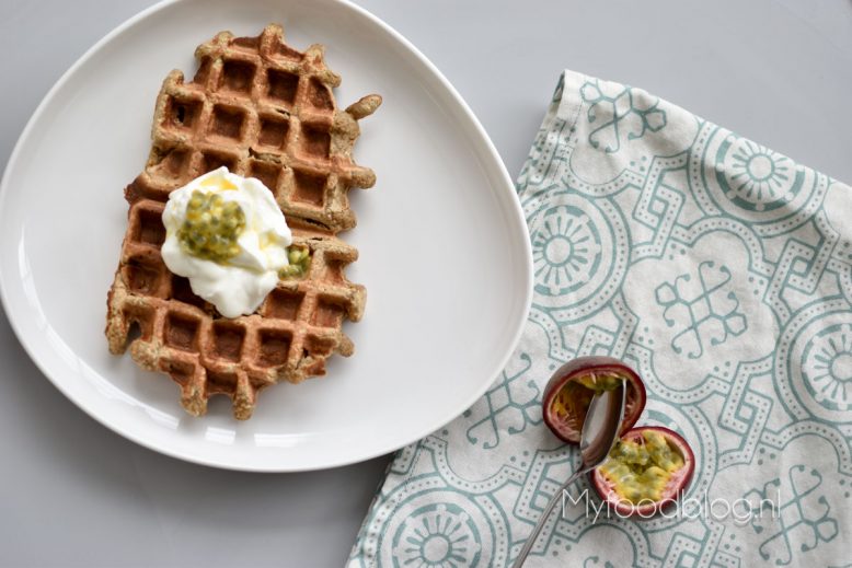 Havermout-banaan wafels met skyr en passievrucht