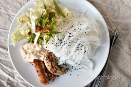 Rijstnoodles, five spice kip en frisse Aziatische salade