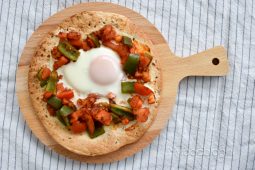 Supersnelle wrap ‘pizza’ met ei