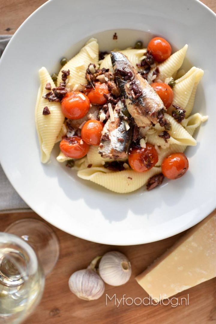 Reuze pastaschelpen met sardines en tomaat