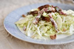 Voorjaarssalade van spitskool met lamskoteletten