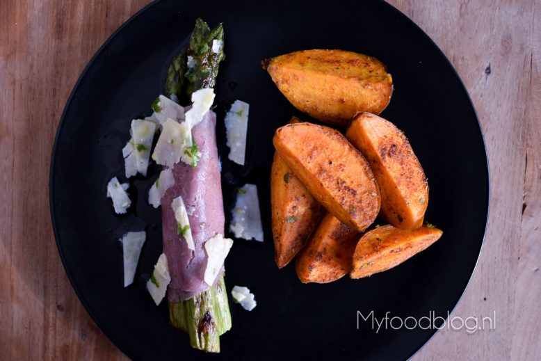 Groene asperges met pastrami en Parmezaan