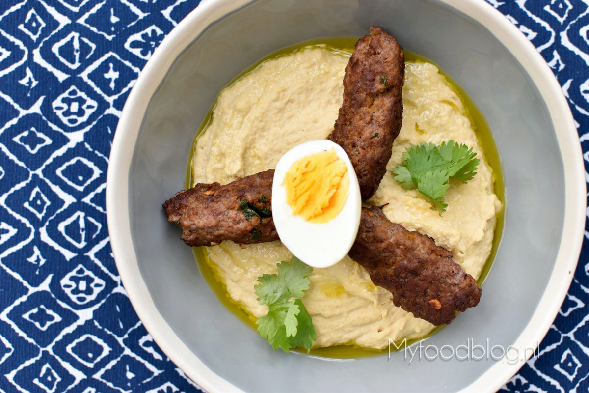 Hummus met köfte en ei