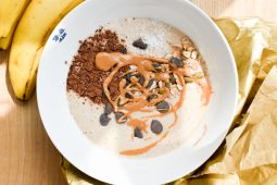 Pindakaas smoothiebowl (een gezond en eiwitrijk ontbijt!)