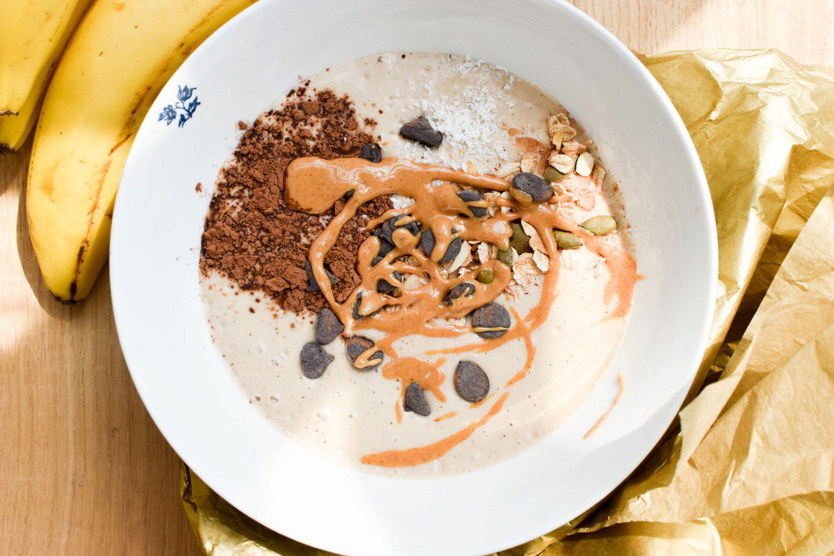 Pindakaas smoothiebowl (een gezond en eiwitrijk ontbijt!)