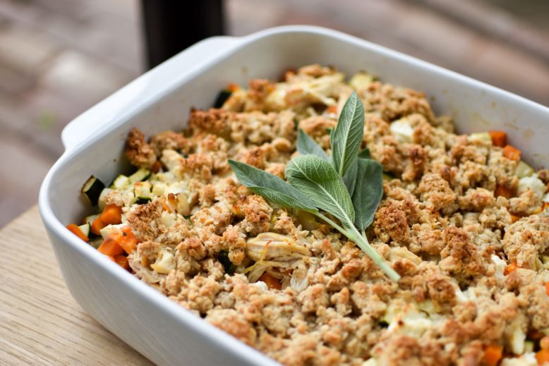 Hartige crumble met kip en zoete aardappel