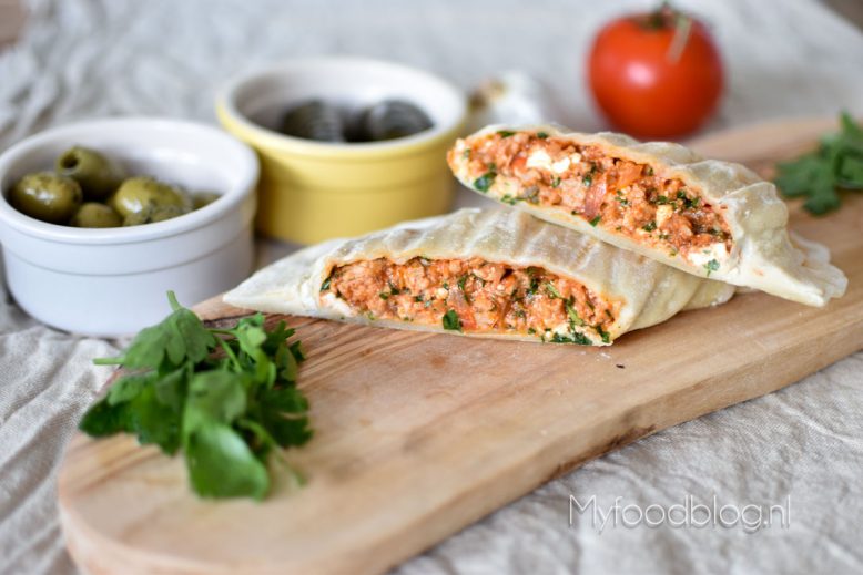 Gözleme met gehakt, feta en peterselie