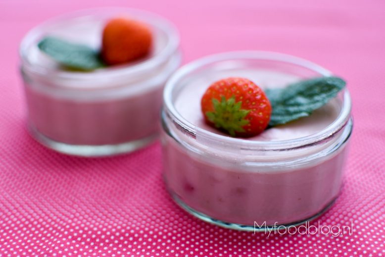 Aardbeien pudding met witte chocolade
