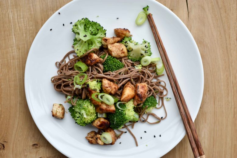 Makkelijke hoisin kip, broccoli en noodles