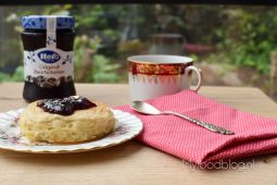 Engelse crumpets met jam en boter