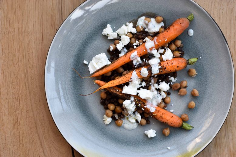 Geroosterde Midden-Oosterse wortelsalade