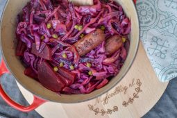 Oktoberfest recept: rode kool met ‘bratwurst’