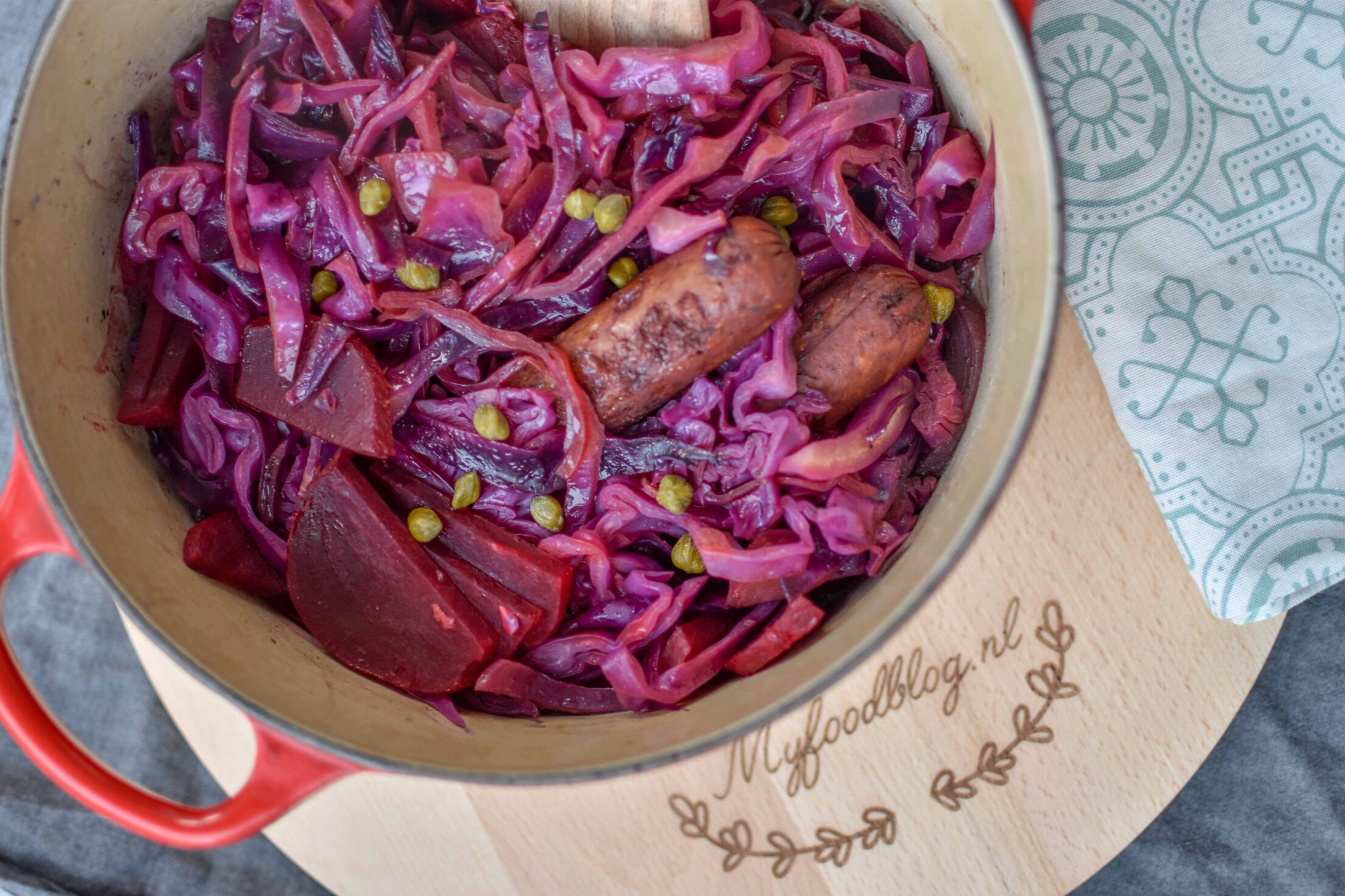 Oktoberfest recept: rode kool met ‘bratwurst’