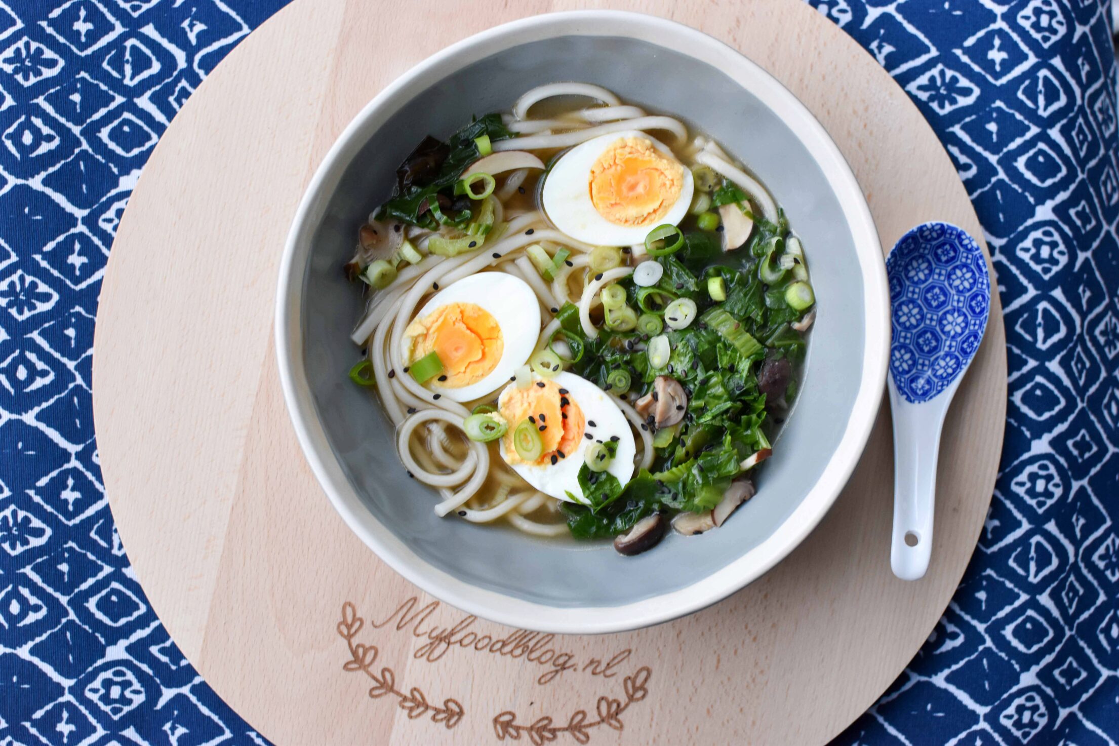 Ramen soep met ei en paksoi
