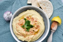Zelf hummus maken van gedroogde kikkererwten (a la Ottolenghi)