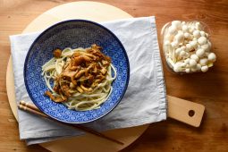 Razendsnel soba noodles recept met paddenstoelen