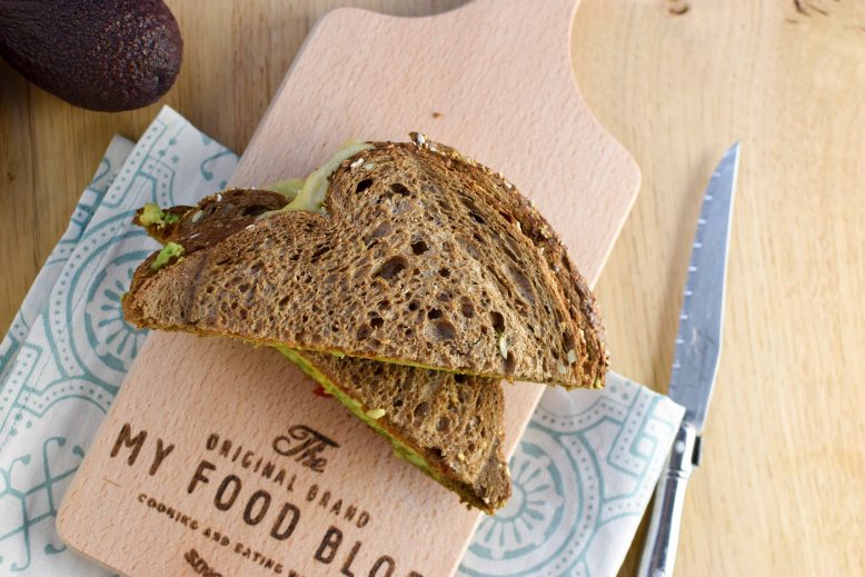 Tosti kaas, avocado & sambal