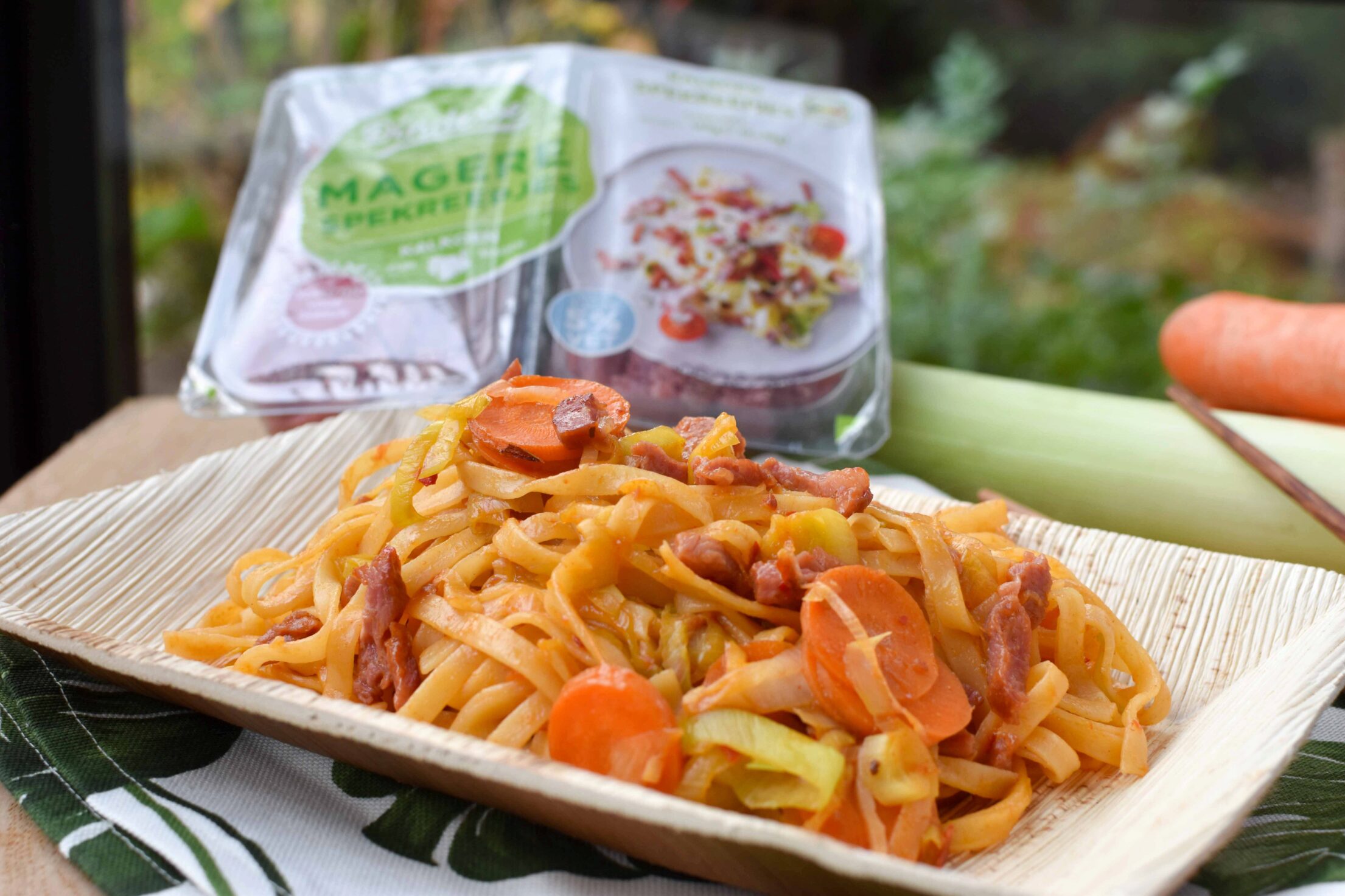 Gebakken noodles met kalkoenspekjes (snelle bami)
